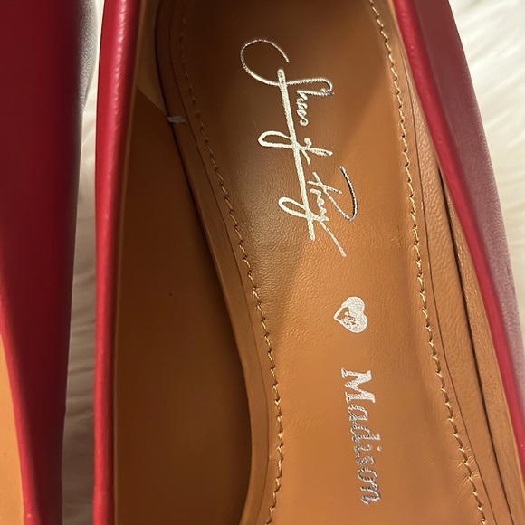 Red leather pump with a low platform - Picture 8 of 11